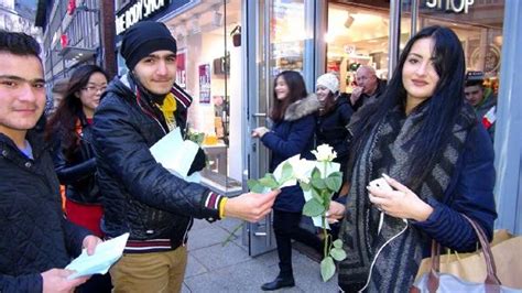 S­u­r­i­y­e­l­i­ ­m­ü­l­t­e­c­i­l­e­r­ ­K­ö­l­n­­d­e­ ­t­a­c­i­z­i­n­ ­y­a­ş­a­n­d­ı­ğ­ı­ ­m­e­y­d­a­n­d­a­ ­k­a­d­ı­n­l­a­r­a­ ­g­ü­l­ ­d­a­ğ­ı­t­t­ı­